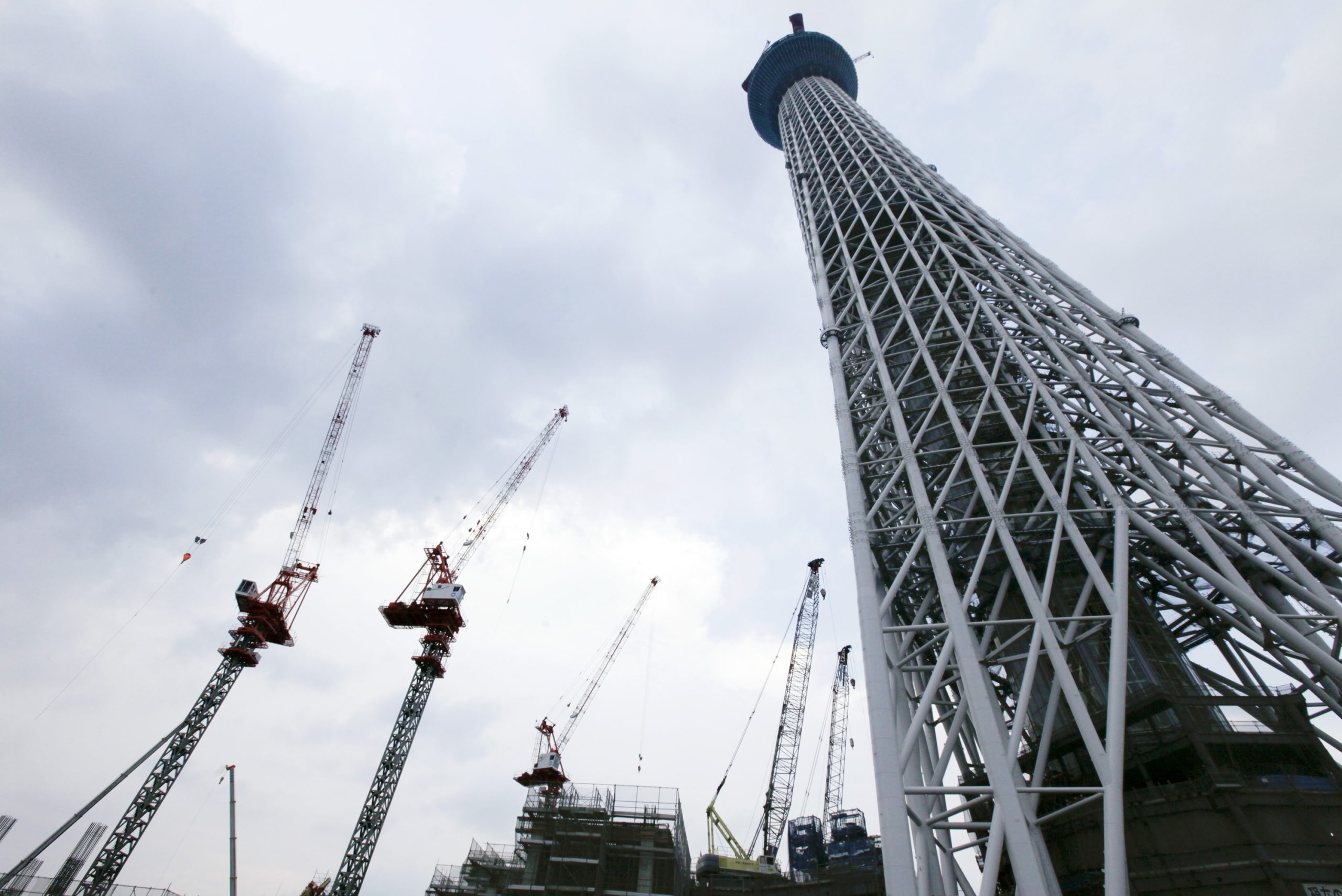 Des grues en train de construire la Tokyo Skytree