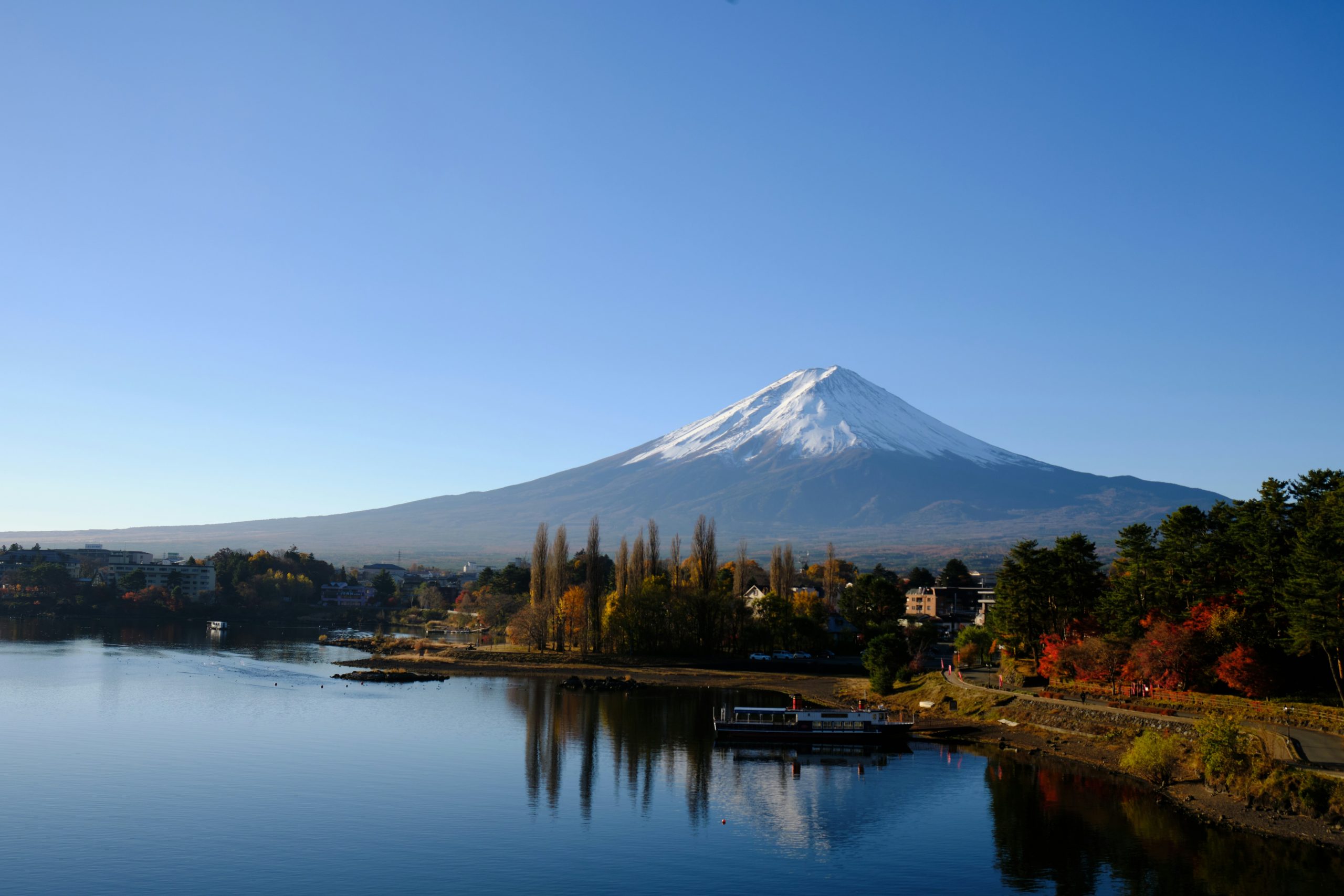 Vue sur le Mont Fuji enneigé au bord d'un lac